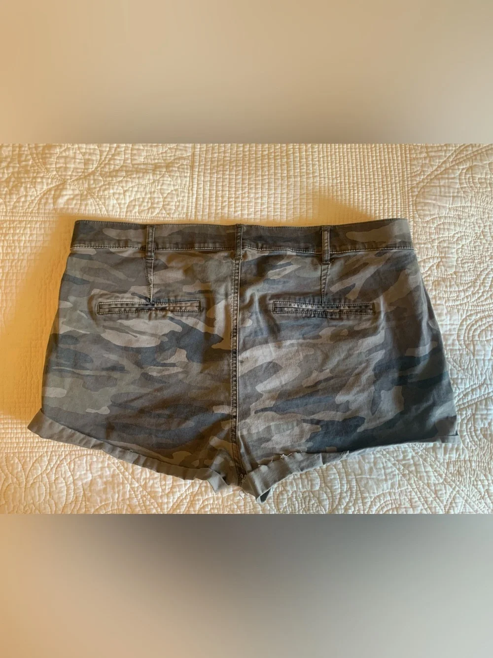 Express Camouflage Mid-Rise Shortie Shorts